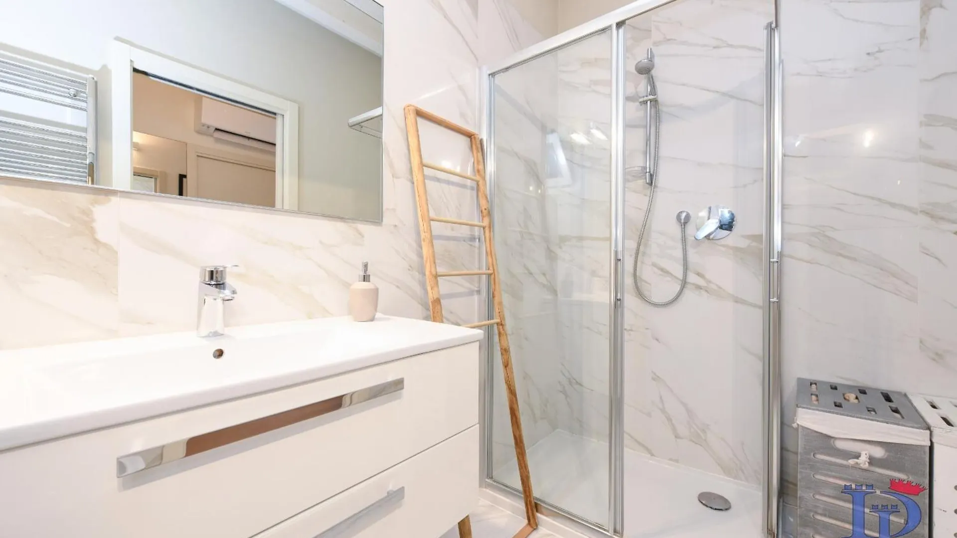 דסנזאנו דל גארדה Desenzanoloft Official Partner Marriott Homes & Villas - Warda Lovely Suite דסנזאנו דל גארדה